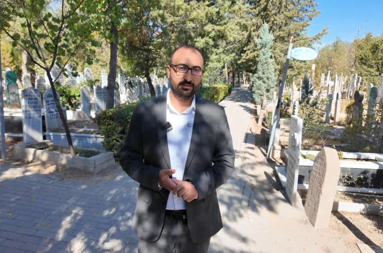 Anadolu Gençlik Derneği Konya Şube başkanı Durmuş Ali KARA, Üçler Mezarlığı’nda anlamlı bir duruşa imza attı.
