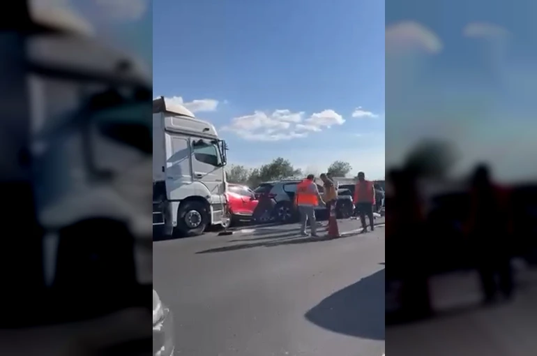 Anadolu Otoyolu’nda 12 araç birbirine girdi: 6 yaralı 