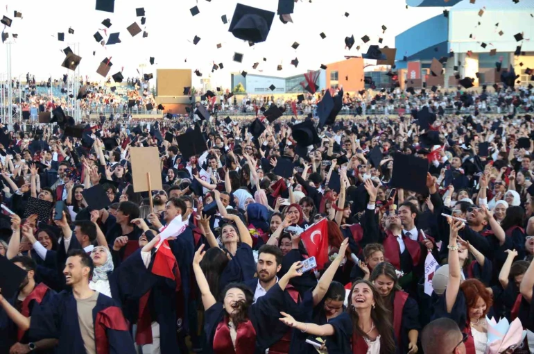 Anadolu Üniversitesi’nde mezuniyet coşkusu: 5 binden fazla öğrenci kep attı 