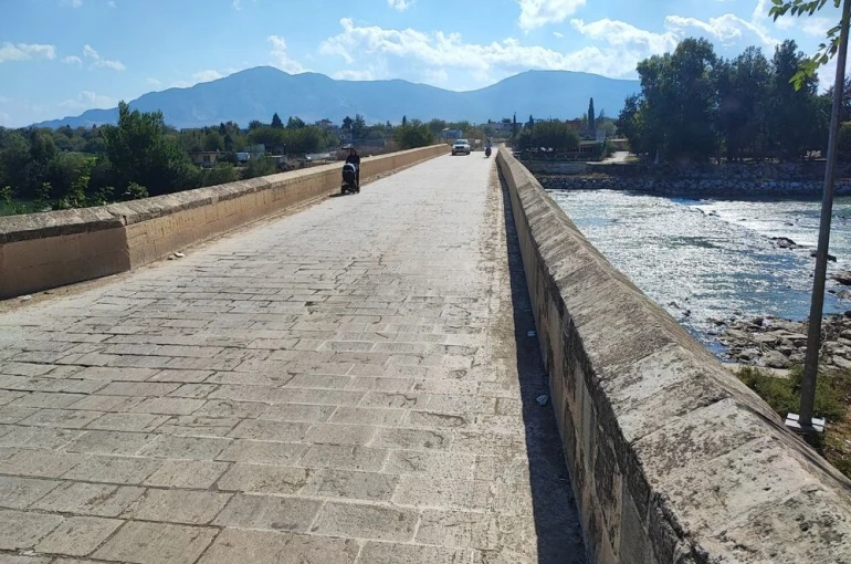 Anadolu’nun bilinen ilk Roma köprüsüne sprey boyayla yazılama yapıldı