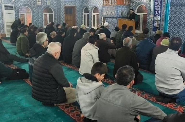 Anamur’da yeni yılın ilk sabahı camilerde karşılandı 