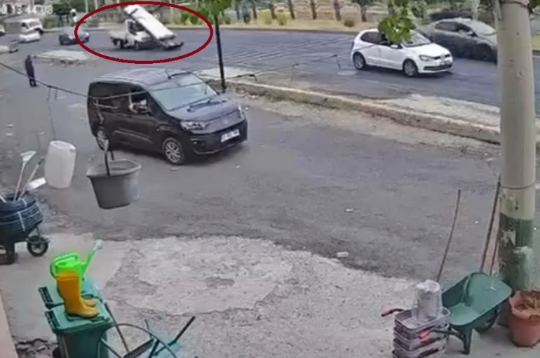 Ani frenle demirlerin kamyonetten yola savrulması kameraya yansıdı