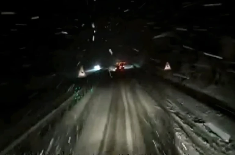 Ani kar yağışı nedeniyle bazı yollar ulaşıma kapatıldı 