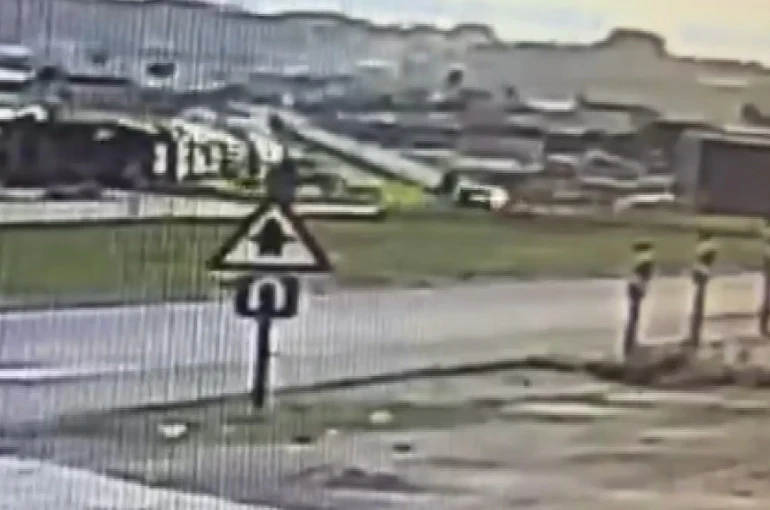 Ani manevra yapan motosikletliye otomobil çarptı 