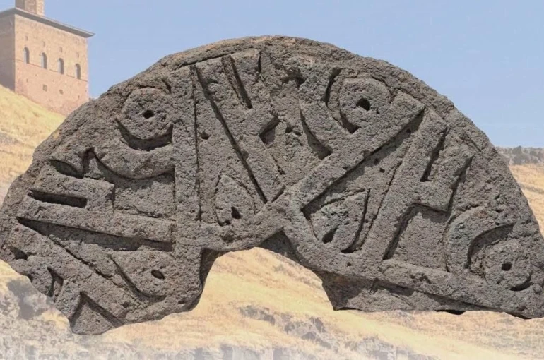Ani Ören Yeri’nde "Hz. Muhammed" isminin 6 kez yer aldığı Selçuklu taşı Ahlat’ta sergilenecek