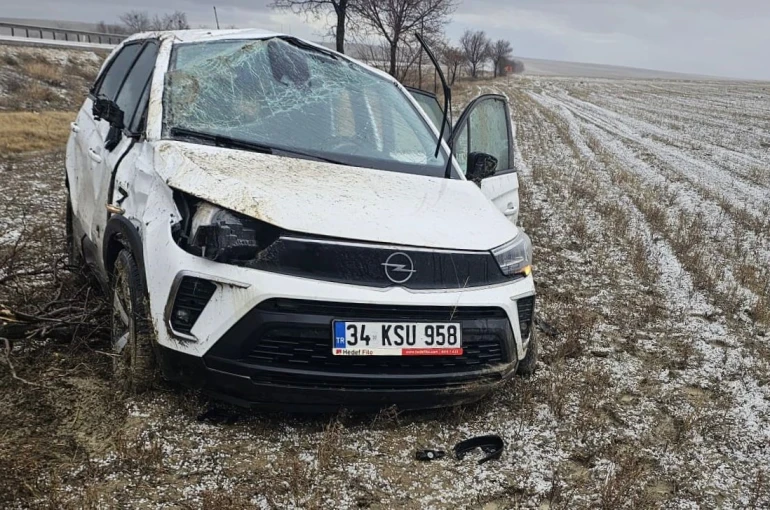 Aniden bastıran dolu ve fırtına kazalara neden oldu: 2 yaralı 