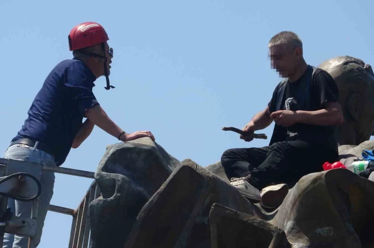 Anıtın tepesinde kulaklık takıp dans etti yanına kimseyi yaklaştırmadı 