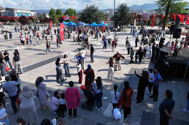 Anıtpark meydanı kutlamaların adresi oldu 
