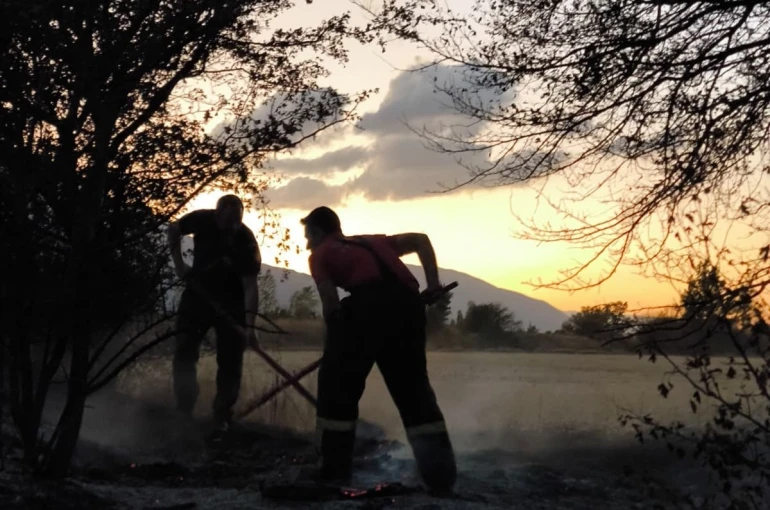 Anız yangını itfaiyenin müdahalesiyle söndürüldü 