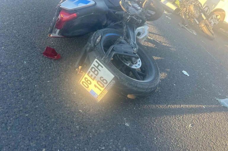 Ankara-Eskişehir yolunda iki motosiklet aynı istikametteki otomobile çarptı: 2 yaralı 
