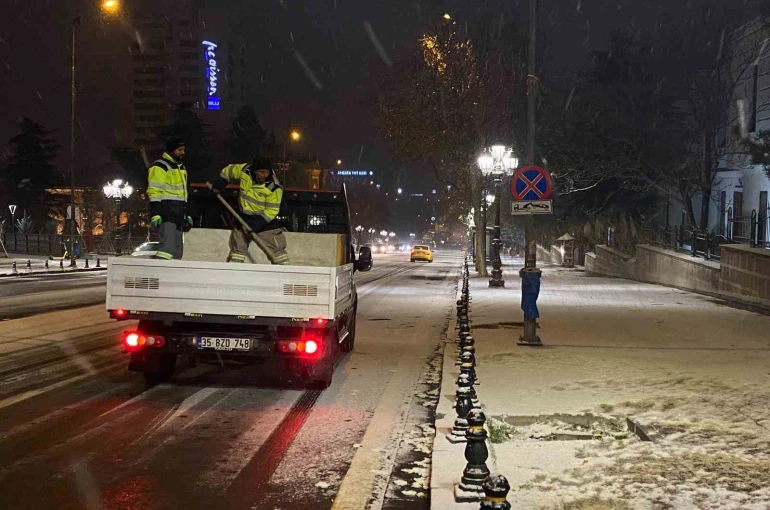 Ankara yeni yıla kar yağışı ile girdi 