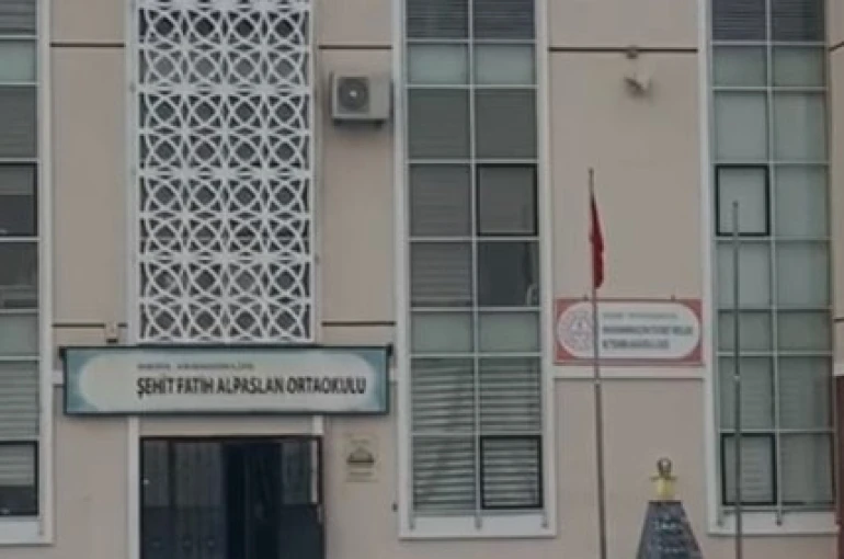 Ankara’da 10 öğrenci zehirlendikleri şüphesiyle hastaneye kaldırıldı 