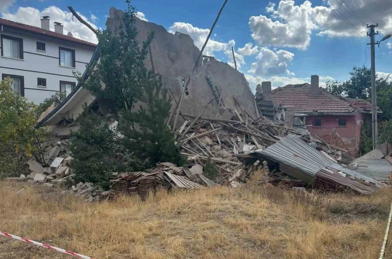 Ankara’da 3 katlı binada göçük