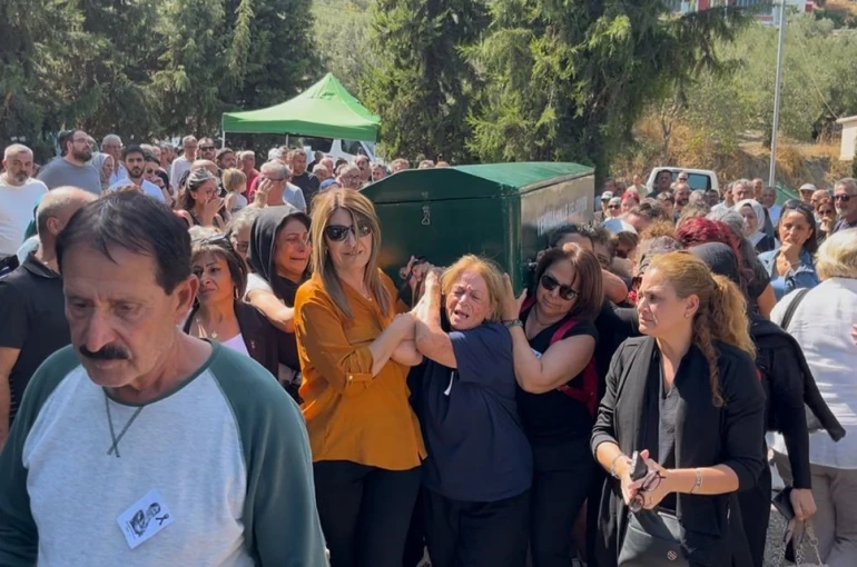 Ankara’da 5 yaşındaki kızının gözü önünde öldürülen Başak Gürkan Arslan toprağa verildi, tabutunu kadınlar taşıdı