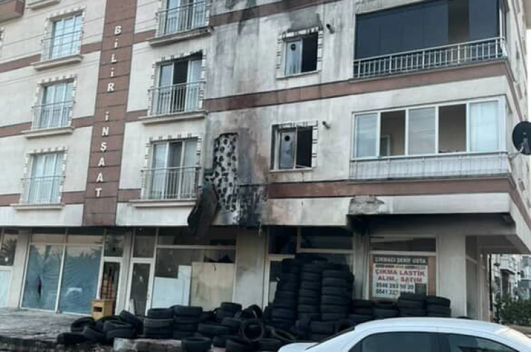 Ankara’da bir dükkanın kundaklanma anı kameralara yansıdı