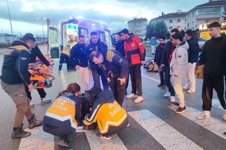 Ankara’da dengesini kaybeden motokurye yola savruldu