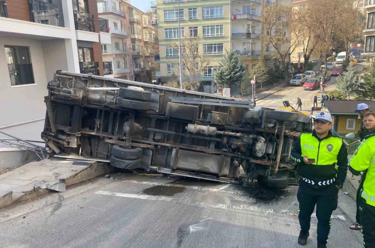 Ankara’da devrilen kamyonet güvenlik kamerasına yansıdı 