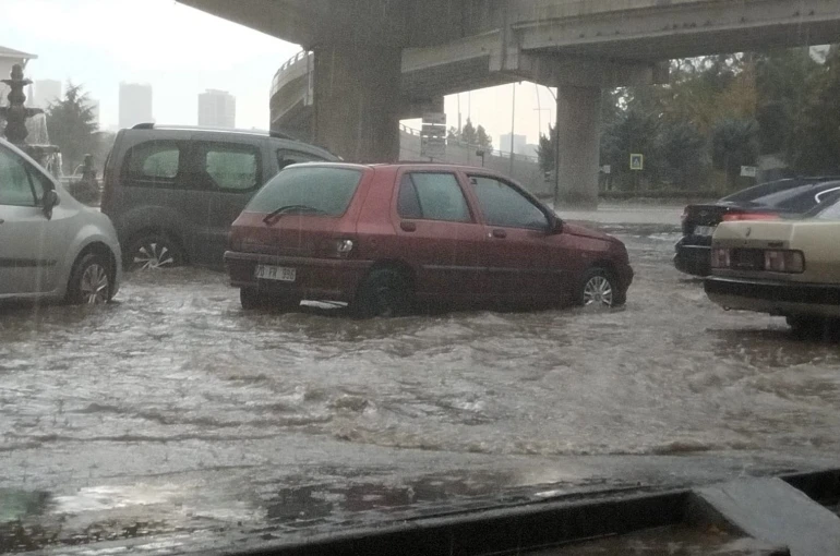 Ankara’da etkili olan sağanak trafikte aksamaya neden oldu