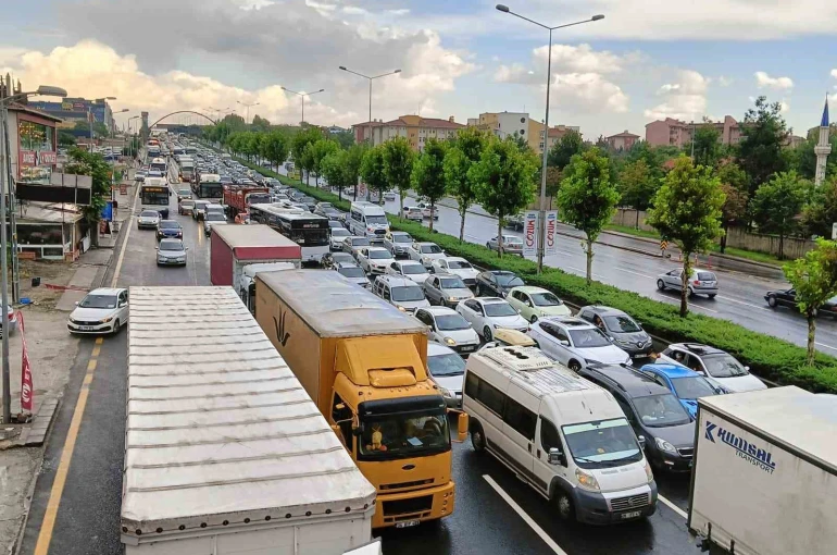 Ankara’da etkili olan yağış yolu kapattı 