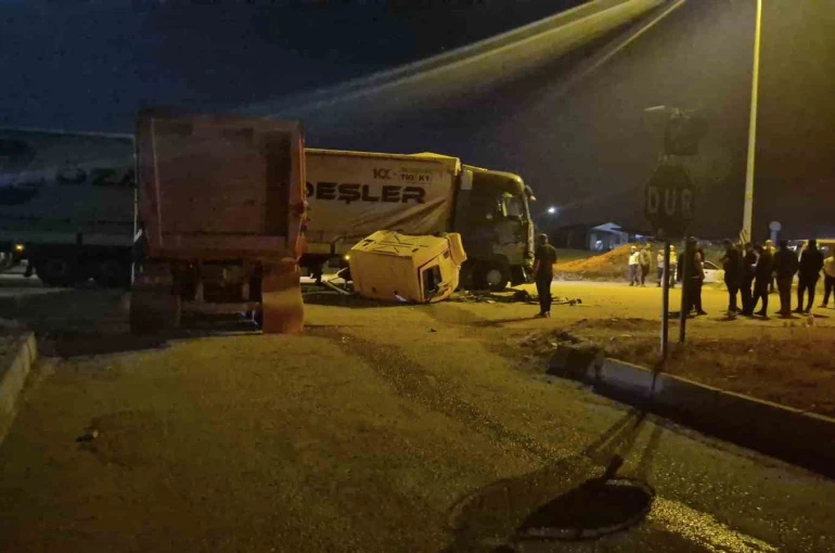 Ankara’da hafriyat kamyonu tıra yandan çarptı: 1 yaralı 