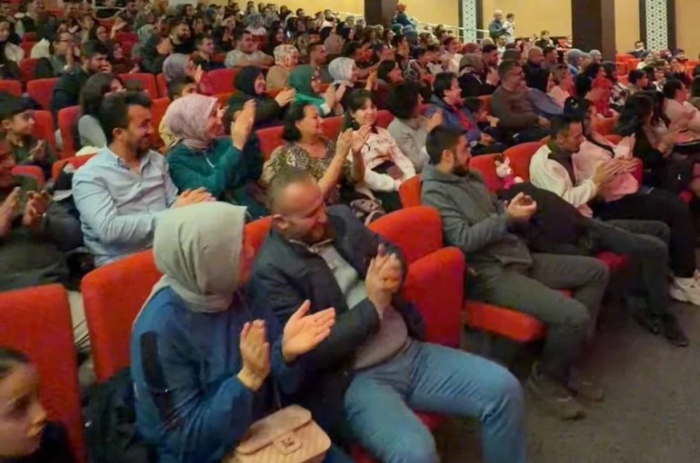 Ankara’da hem çocuklara hem yetişkinlere tiyatro gösterimi 