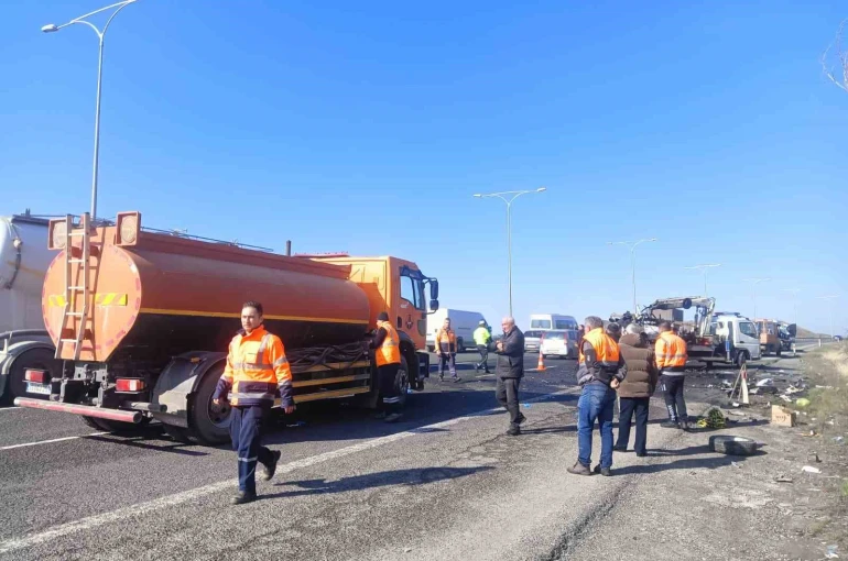 Ankara’da iki araç kafa kafaya çarpıştı: 5 ölü 