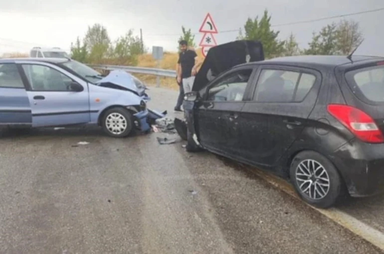 Ankara’da iki otomobil kafa kafaya çarpıştı: 6 yaralı 