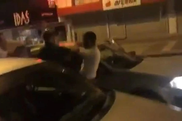 Ankara’da iki sürücü trafikte yumruklu kavga etti 