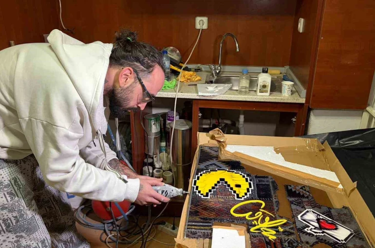 Ankara’da kaldırım taşlarını onarmak sanatçıya düştü 