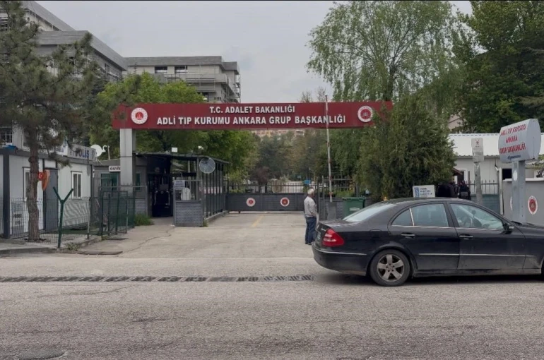Ankara’da kamyonun altında kalan 2 belediye işçisinin cenazeleri adli tıbba getirildi 