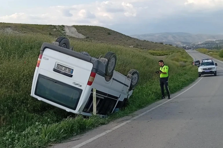 Ankara’da kontrolden çıkan minibüs devrildi: 1 ölü 