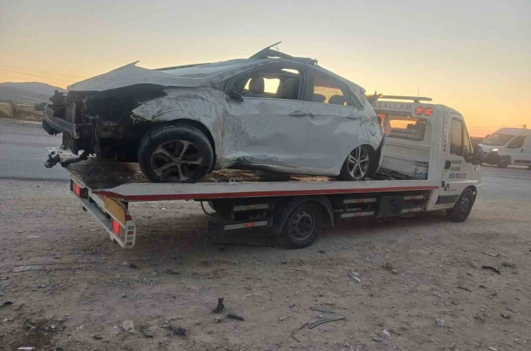 Ankara’da kontrolünü kaybeden otomobil yoldan çıktı: 1 ölü, 1 yaralı 