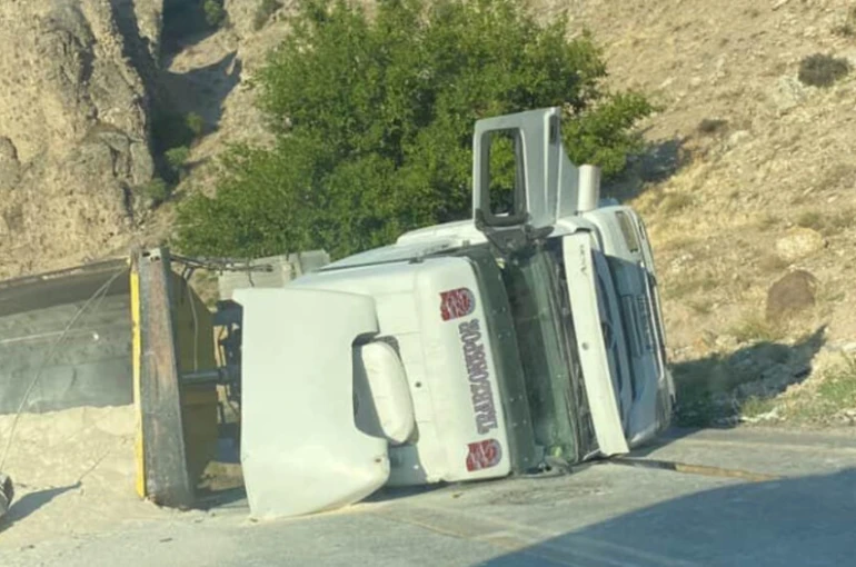 Ankara’da kum yüklü hafriyat kamyonu devrildi 