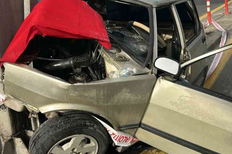 Ankara’da otomobil bariyerlere çarptı: Sürücü araç içerisinde sıkıştı 