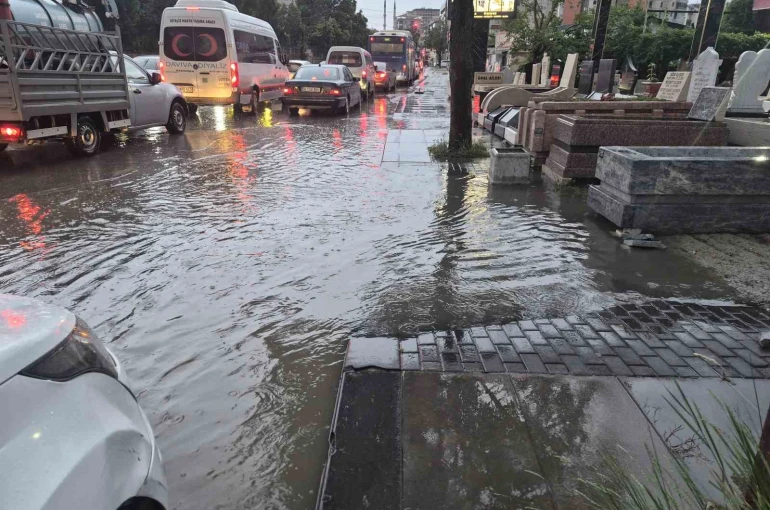 Ankara’da sağanak etkili oldu, sokaklar göle döndü