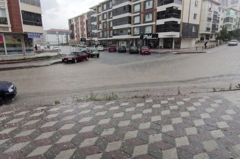 Ankara’da şiddetli yağmur ve dolu sokakları göle çevirdi 