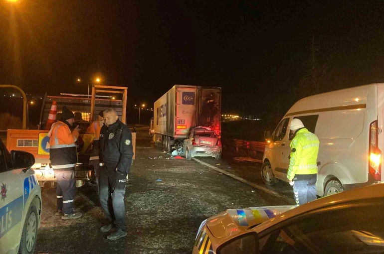 Ankara’da tıra çarpan aracın sürücüsü hayatını kaybetti 