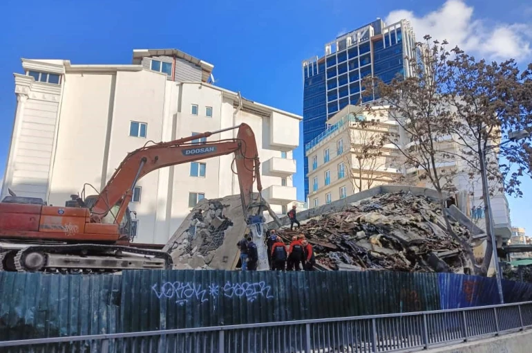 Ankara’da yıkım çalışması gerçekleştiren binada çökme meydana geldi 