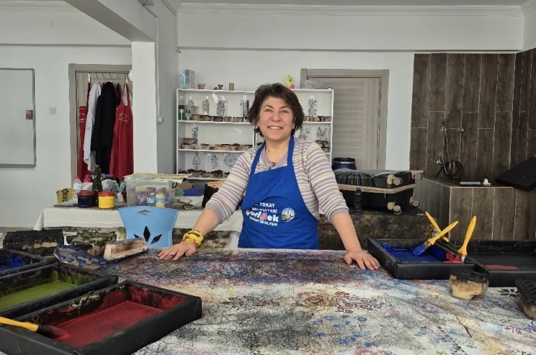 Ankaralı ebru sanatçısı geleneksel baskı sanatını yerinde öğrenmek için Tokat’a geldi