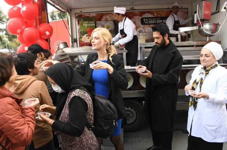 Anlamlı buluşmada lokma dağıttılar 