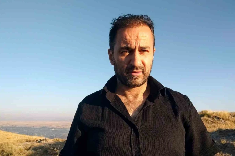 Anne ayı ve iki yavrusu sabahın erken saatlerinde yemek ararken görüntülendi