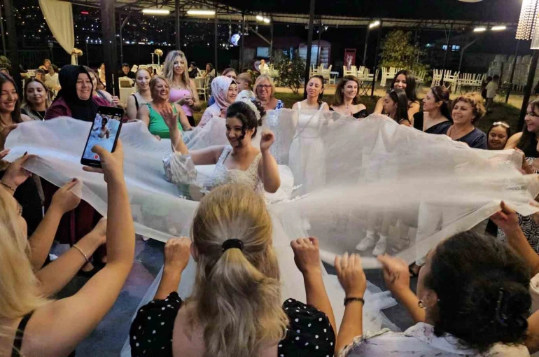 Anne, özel gereksinimli kızının gelinlik giyme hayalini gerçekleştirdi 