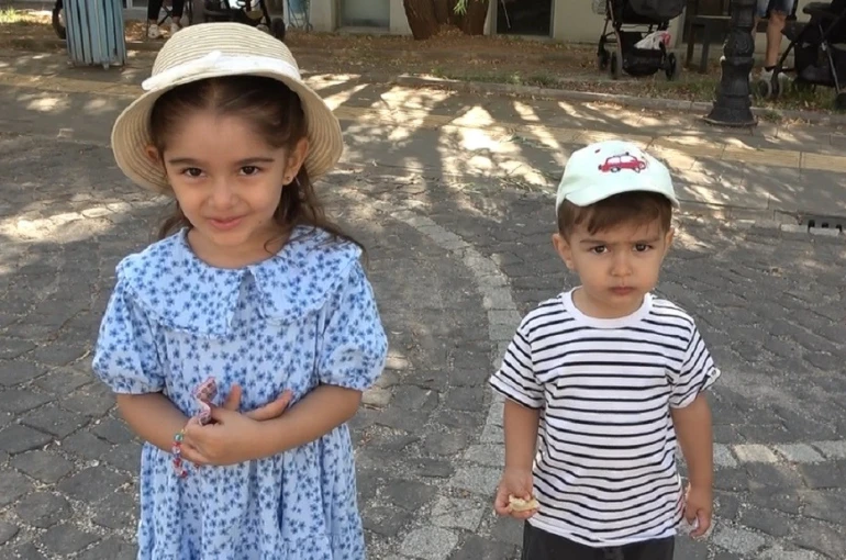 Anne ve babaları içeride ter dökerken çocuklar dışarıda bekledi 