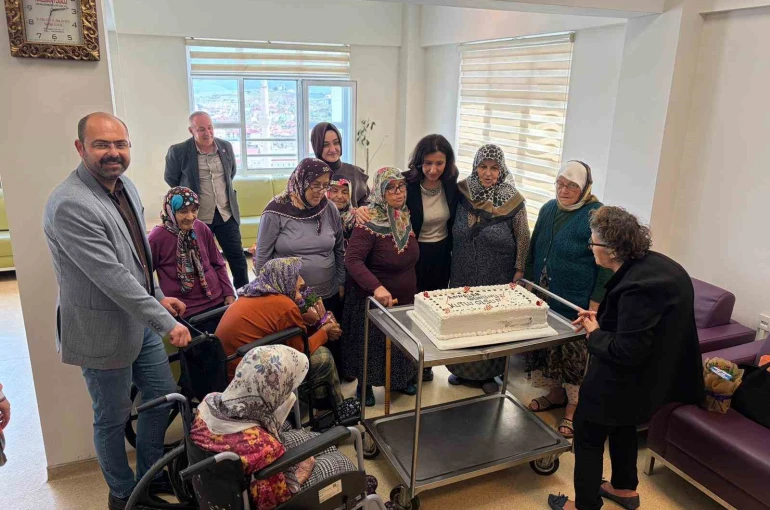 Anneler Günü’nde huzurevi sakinleri unutulmadı 