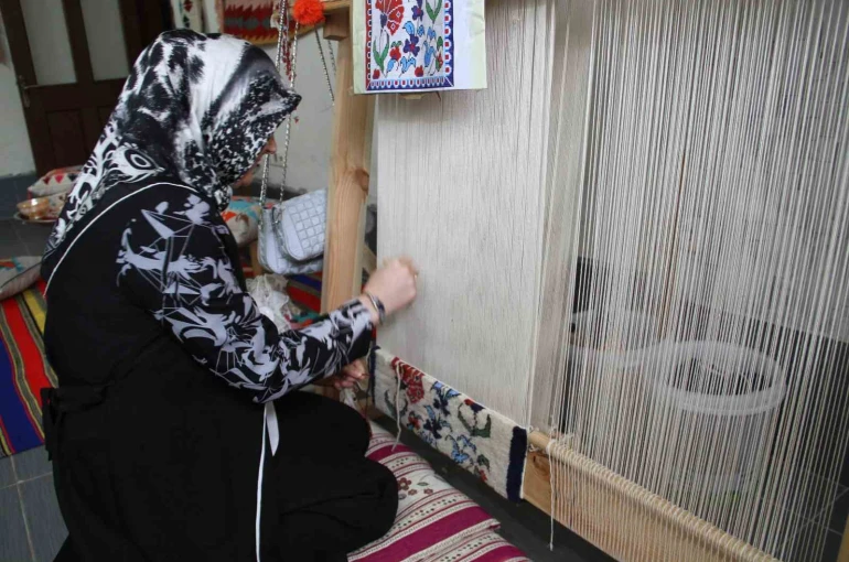 Annesinden öğrendiği sanatı yaşatıyor 