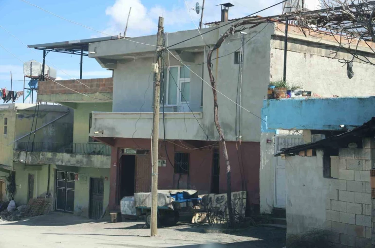 Annesine sopayla saldıran şahıs, araya giren eşini defalarca bıçaklayarak öldürdü 