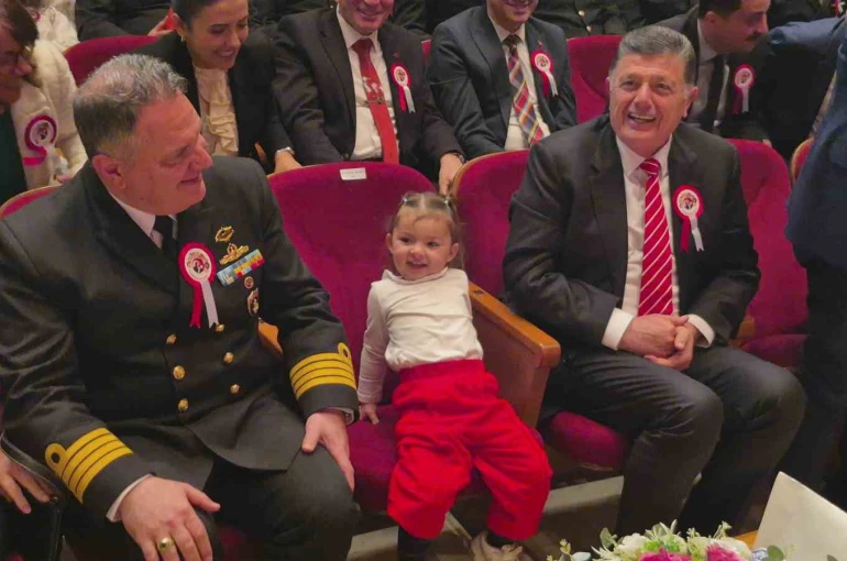 Annesinin elinden kurtulan minik, Vali Arslan’ın koltuğuna oturdu 