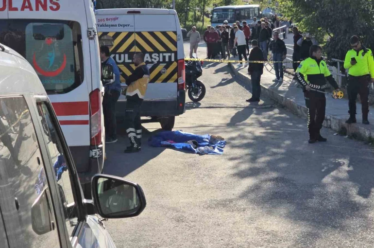 Annesinin elinden kurtulup yola fırlayan 3 yaşındaki Aybars servis aracının altında can verdi 