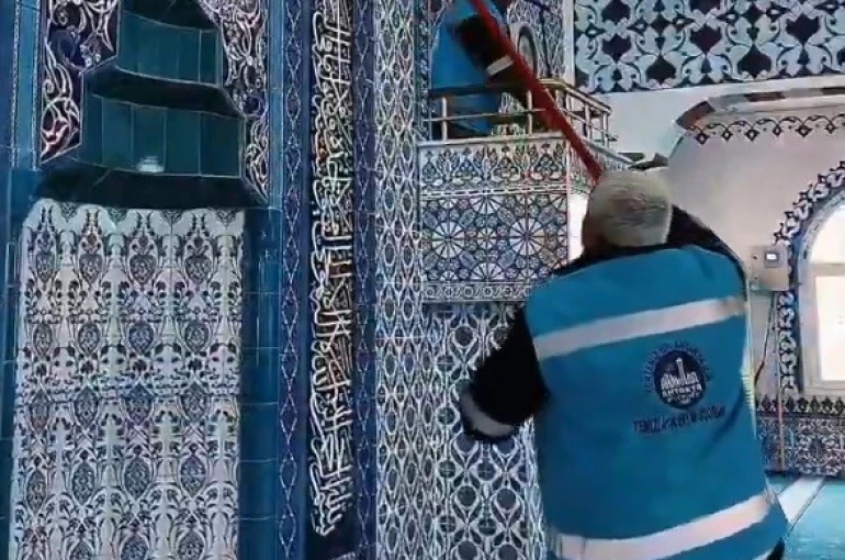 Antakya Belediyesi, camilerde temizlik faaliyetlerini sürdürüyor