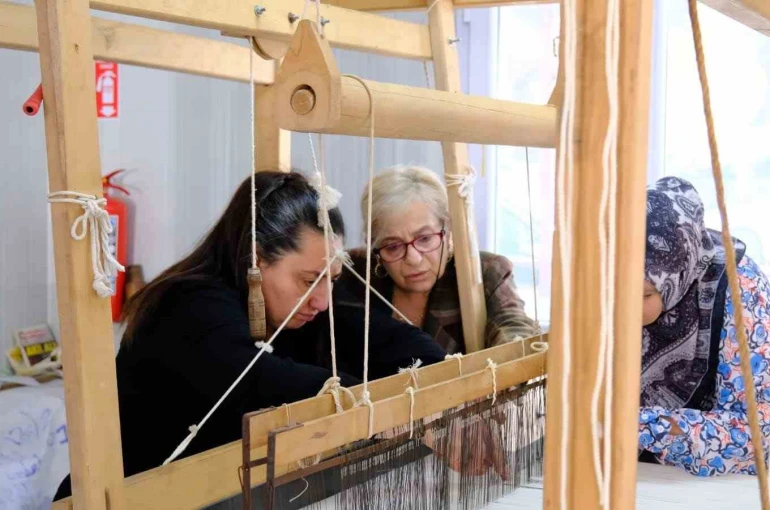 Antakya Belediyesi’nin açtığı ipek el dokumacılığı kursu ilgi görüyor 
